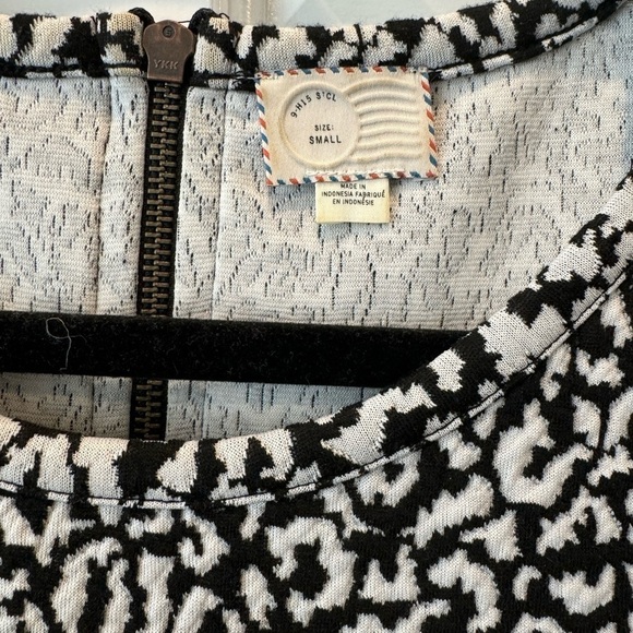 Anthropologie Postage Stamp Black White Leopard Cheetah Short Sleeve Zip Shirt - Picture 5 of 5